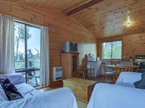 TV a/nebo společenská místnost v ubytování Steeles Island Retreat