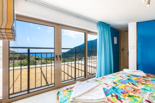 バリにあるSugar Villa, an exquisite summer retreat, by ThinkVillaのベッドルーム(ベッド1台付)、バルコニーが備わります。