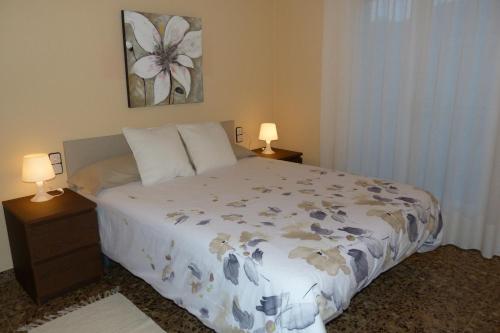 1 dormitorio con 1 cama y 2 mesitas de noche con lámparas en Ca la Xesca, en Olot