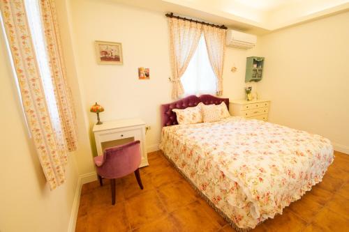 una camera con letto, cassettiera e finestra di Shan Bian 52 Homestay a Fengshan