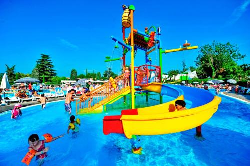 a group of people in a pool at a water park at Camping Bella Italia in Peschiera del Garda