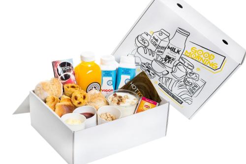 een witte doos gevuld met eten en drinken bij Casas da Baixa - Jules & Madeleine in Lissabon