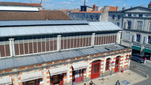 une vue de tête sur un vieux bâtiment d'une ville dans l'établissement Les Halles 2, à La Rochelle