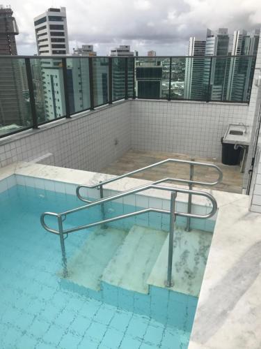 ein Pool auf dem Dach eines Gebäudes in der Unterkunft studio golden breeze boa viagem in Recife