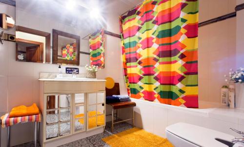 uma casa de banho com um lavatório e uma cortina de chuveiro em Piso con encanto en zona de tapas em Logroño