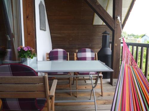 a table and chairs on a porch at Ferienwohnung Schorfheide in Joachimsthal