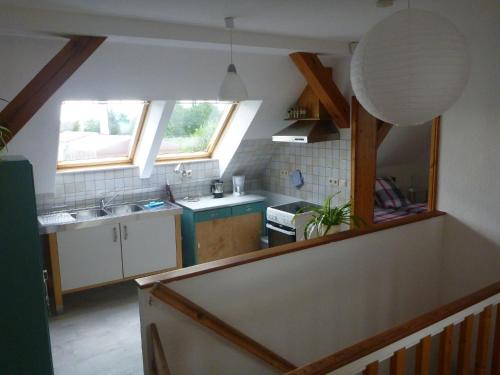eine Küche mit einer Spüle und einer Arbeitsplatte in der Unterkunft Ferienwohnung Schorfheide in Joachimsthal
