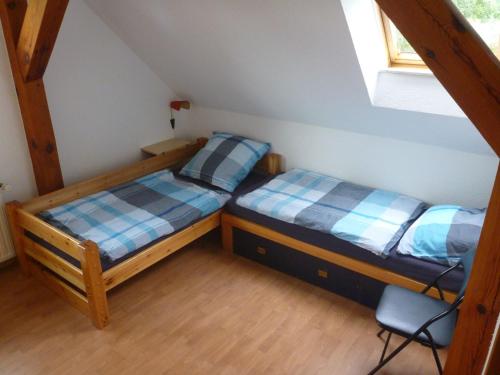 2 Einzelbetten in einem Zimmer mit Fenster in der Unterkunft Ferienwohnung Schorfheide in Joachimsthal