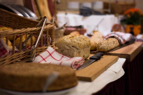 een tafel met brood en een snijplank met een mes bij Hostellerie Saint Florent in Oberhaslach