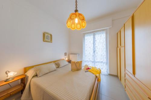 ein Schlafzimmer mit einem Bett und einem großen Fenster in der Unterkunft Green Marine B16 Silvi Vacanza in Silvi Marina