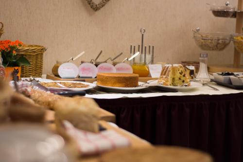 een tafel met borden met eten en desserts bij Hostellerie Saint Florent in Oberhaslach