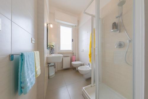 ein Badezimmer mit Dusche, Toilette und Waschbecken in der Unterkunft Green Marine B16 Silvi Vacanza in Silvi Marina