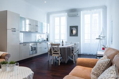 un salon avec une cuisine et une salle à manger dans l'établissement Prestige Apartment, near the beaches, à Nice