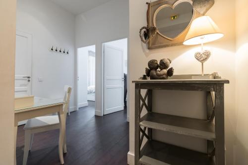 Cette chambre dispose d'une table avec un miroir et d'un bureau. dans l'établissement Prestige Apartment, near the beaches, à Nice