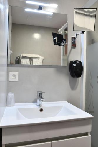 Koupelna v ubytování Hôtel Lacour
