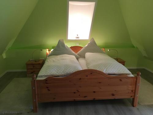 מיטה או מיטות בחדר ב-Reetdachhaus Moordeichperle