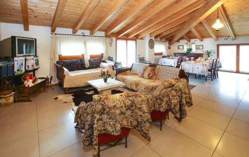 ein Wohnzimmer mit Sofas, Tischen und einem TV in der Unterkunft Al Molin B&B in Colico