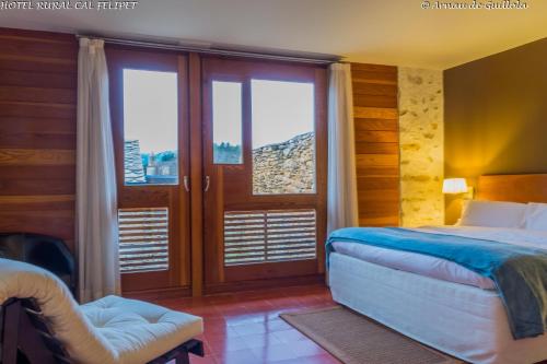 A bed or beds in a room at Cal Felipet Hotel Rural