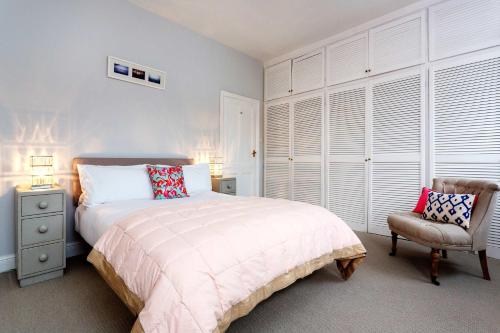 A bed or beds in a room at Veeve - Clapham Delight