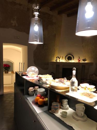 kuchnia z blatem z jedzeniem w obiekcie Palazzo Siena De Facendis w mieście Bitonto