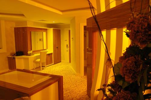 ein Flur eines Hotelzimmers mit einem Schreibtisch in der Unterkunft Hotel Izgi Turhan in Batman