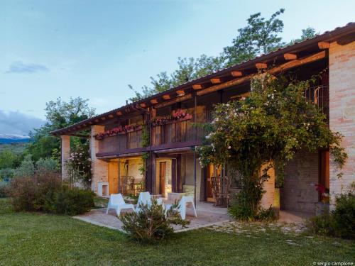 una casa con mesas y sillas en un patio en Affittacamere Borgocapo en Roccamontepiano