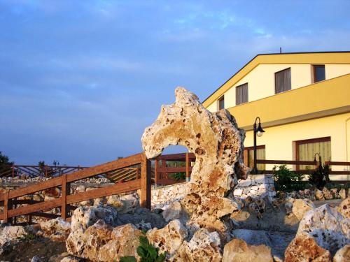 una escultura de roca frente a un edificio en Agriturismo Terra dei Sassi, en Matera