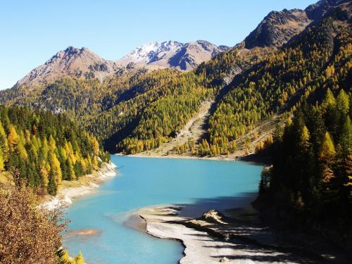 a lake in the middle of a mountain at Ferienwohnungen Auhaus in Martello