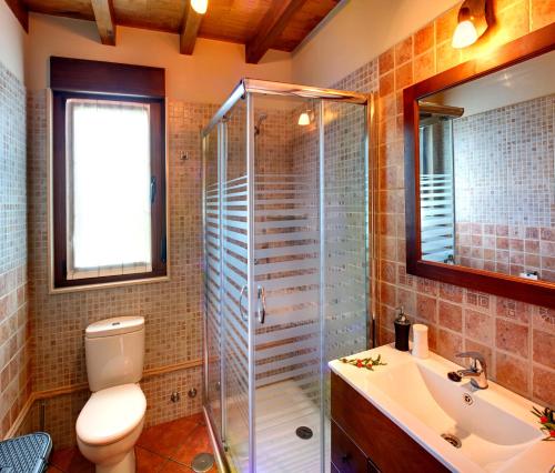 Ένα μπάνιο στο Apartamentos Rurales "La Torre" y "El Pielago"