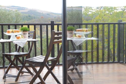 Una mesa con platos de comida en un balcón. en Casa da Fraga, en Ferreira