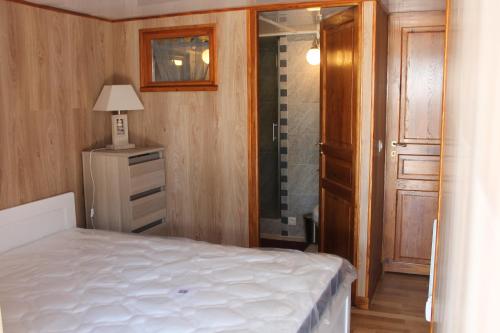 ベス・シュル・イソルにあるEntre Ciel et Terreの小さなベッドルーム(ベッド1台、バスルーム付)