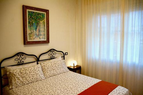 een slaapkamer met een bed en een raam met een foto bij Casa Del Pruno in Monterosso al Mare
