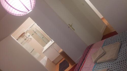 an overhead view of a bedroom with a bed at Appartement avec rez de jardin à Disneyland in Montévrain