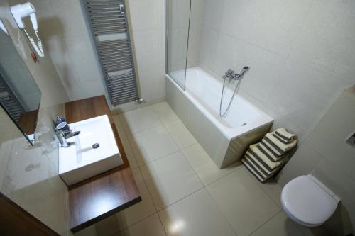 Ένα μπάνιο στο Tatragolf Apartment B407