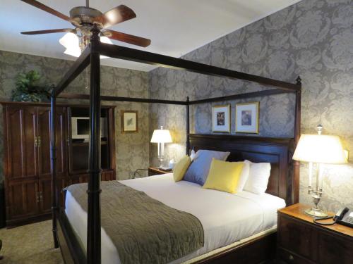 Ένα ή περισσότερα κρεβάτια σε δωμάτιο στο Altland House Inn & Suites