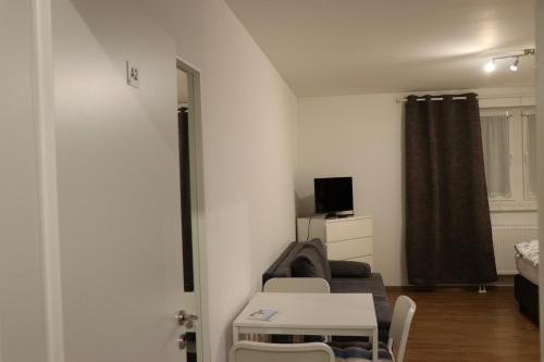 ein Wohnzimmer mit einem Sofa und einem Tisch in der Unterkunft Rentaroom-Kassel in Kassel