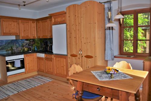 een keuken met houten kasten en een houten tafel bij Haus Franziska in Hallstatt