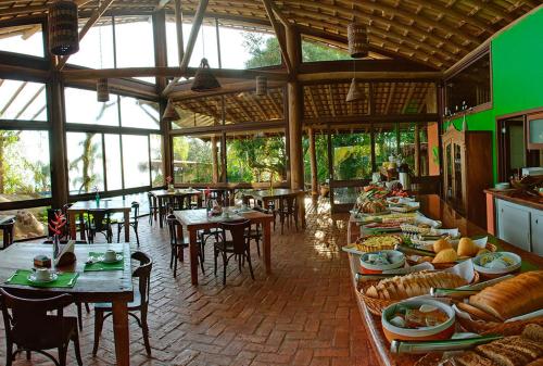 Reštaurácia alebo iné gastronomické zariadenie v ubytovaní Resort Refúgio do Estaleiro