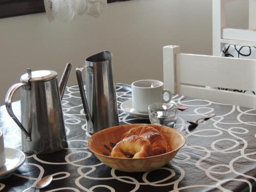 un tavolo con una ciotola di croissant sopra di Hotel Araucano a Mar de Ajó