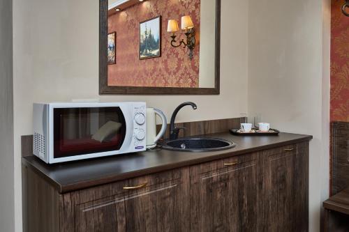 a microwave sitting on top of a kitchen counter at Gostinitsa Krasnaya in Blagoveshchensk