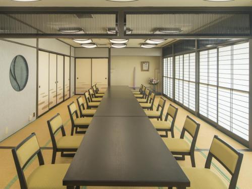a long conference room with a long table and chairs at Sky Hotel Namerikawa in Namerikawa