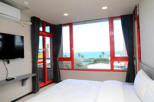 a bedroom with a bed and a large window at 花蓮亮君經典民宿1館加2館民宿-東大門夜市-電梯包棟Bright King Homestay in Hualien City