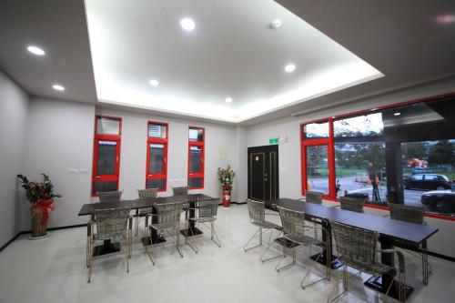 a room with a long table and chairs in it at 花蓮亮君經典民宿1館加2館民宿-東大門夜市-電梯包棟Bright King Homestay in Hualien City