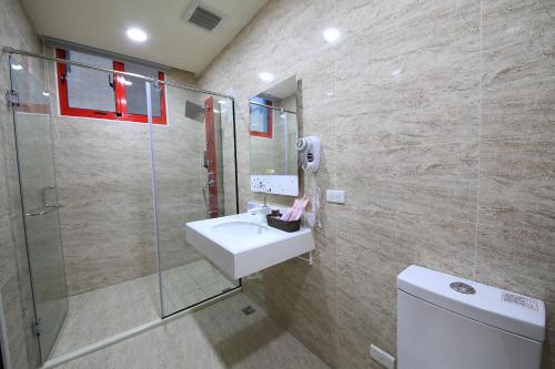 a bathroom with a sink and a shower at 花蓮亮君經典民宿1館加2館民宿-東大門夜市-電梯包棟Bright King Homestay in Hualien City