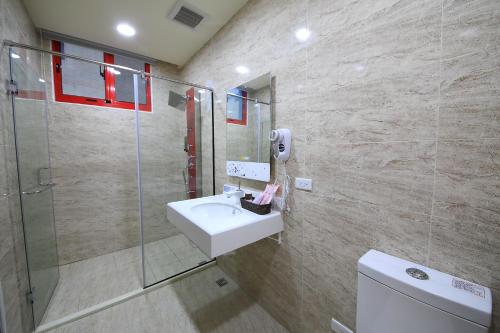 a bathroom with a sink and a shower at 花蓮亮君經典民宿1館加2館民宿-東大門夜市-電梯包棟Bright King Homestay in Hualien City