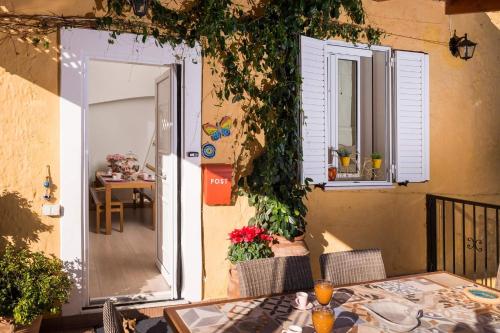 Balkoni atau teres di Casa Arokaria