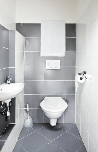 Ένα μπάνιο στο Apartments Kopečná with parking
