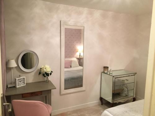Ένα ή περισσότερα κρεβάτια σε δωμάτιο στο appartement Charles Baudelaire