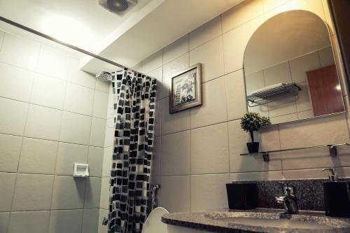Bilik mandi di 1014 West Insula Suites by AYS