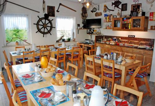 comedor con mesas y sillas y cocina en Pension im Ostseebad Sellin, en Ostseebad Sellin
